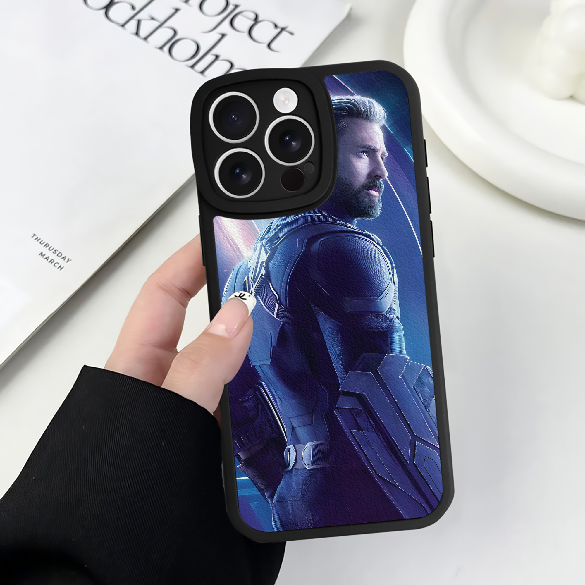 （画像用） アベンジャーズ The Avengers 【iPhone 16シリーズ対応】シリコンスマホケース（レザー調） 材質：シリコン